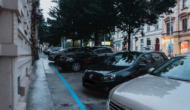 Radní začali řešit situaci na Veveří, odstraní parkovací místa v zúžených částech prostoru pro chodce