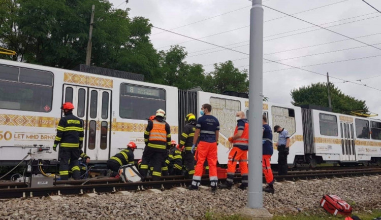 Tramvaj v Brně srazila chodce, zůstal zraněný pod soupravou