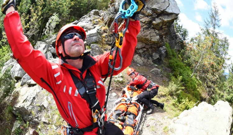 FOTO: Na Ještědu trénovali letečtí záchranáři