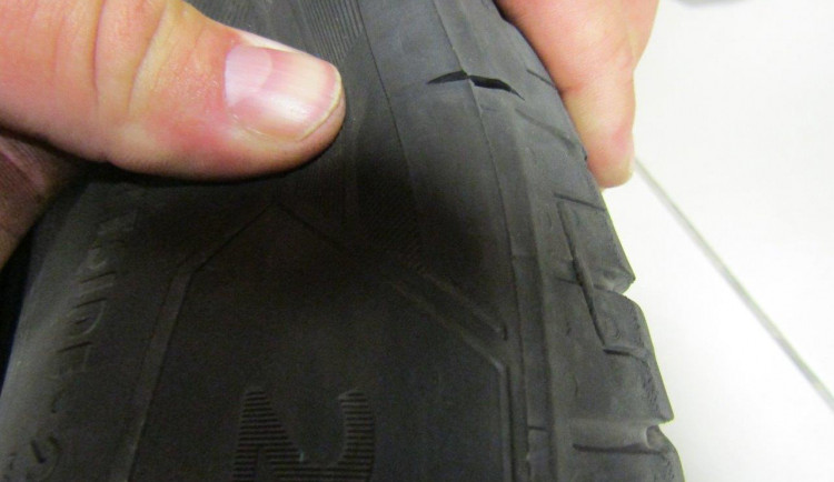 Zloděj prořezal své oběti kolo na autě