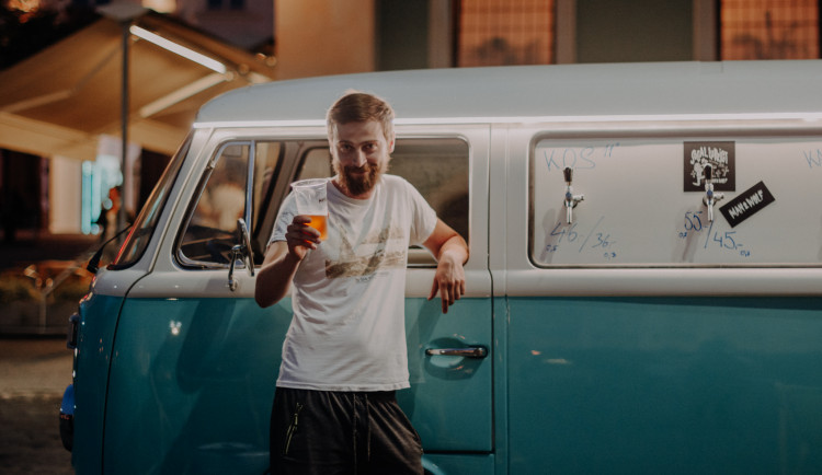 Bulli s pivem na cestě. Brňáci přestavěli legendární hippie dodávku na pojízdnou hospodu