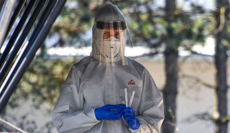 Kraj dá 600.000 nemocnici Brno na minibus testující lidi na covid