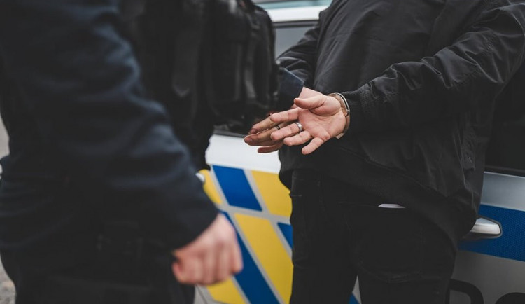 Strážníci přijeli řešit do Bohunic rušení nočního klidu, opilá dvojice je napadla