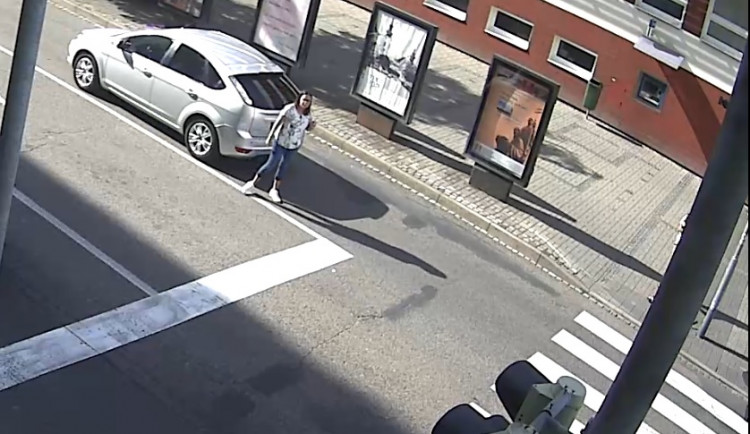 Policisté pátrají po ženě na fotografii