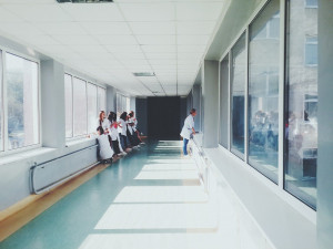 Krajské nemocnice od pondělí zakážou návštěvy
