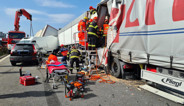 FOTO: Dálnici D1 ve směru na Prahu zablokovala hromadná nehoda. Hasiči vystříhávali oběti několik hodin