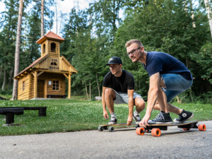 Dva roštáci na longboardech vyráží napříč vlastí. Podpoří tak malého Milánka