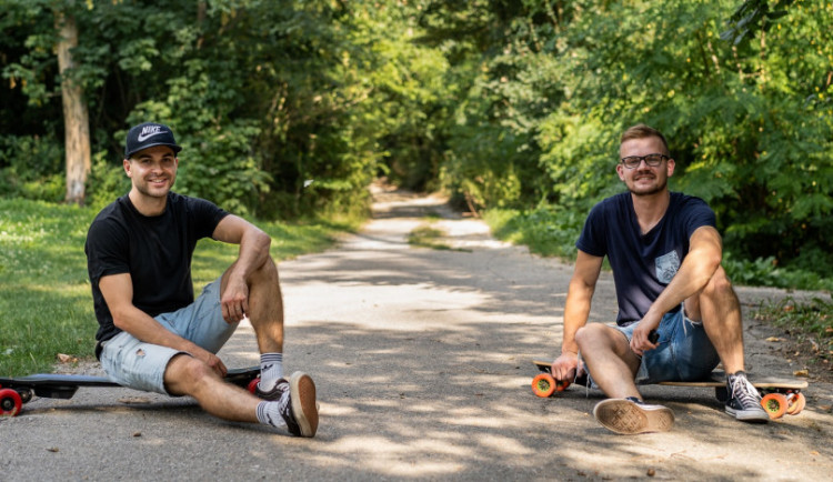Dva roštáci na longboardech vyráží napříč vlastí. Podpoří tak malého Milánka
