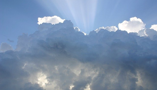 POČASÍ NA ČTVRTEK: Obloha pod mrakem a teploty přes dvacítku