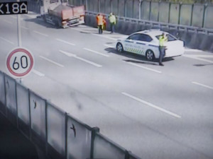 Kvůli poškozenému náklaďáku uzavřeli strážníci pruh v tunelu, řidiči nerespektovali značení
