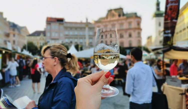 Slavnosti vína lákají na levandulové víno i na cimbálovou muziku
