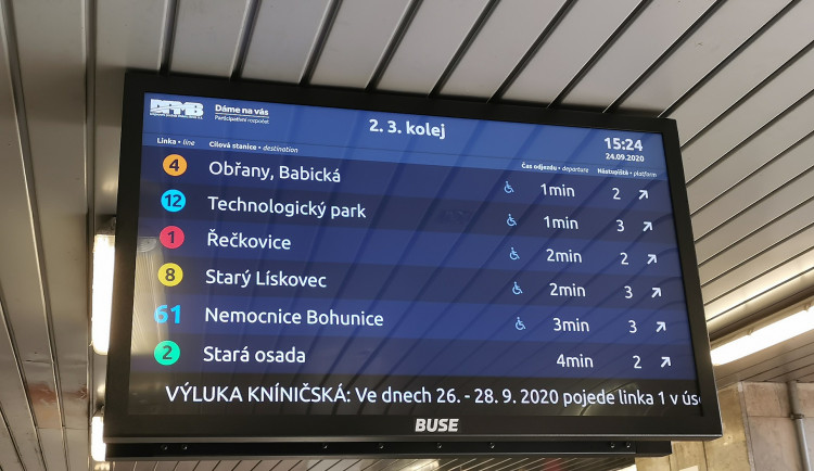 Konec zbytečného pobíhání. V podchodu hlavního nádraží přibyly nové informační tabule s odjezdy