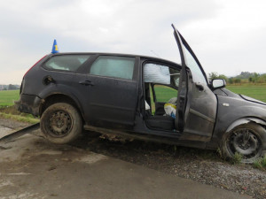 FOTO: Zfetovaný řidič vjel na D2 do protisměru. Naboural a snažil se utéct do pole