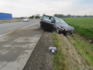 FOTO: Zfetovaný řidič vjel na D2 do protisměru. Naboural a snažil se utéct do pole