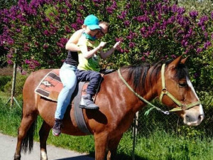 Lukáš bojuje s mozkovou obrnou. On je má škola života, říká maminka Katka
