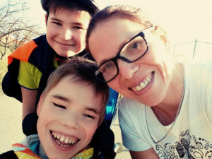 Lukáš bojuje s mozkovou obrnou. On je má škola života, říká maminka Katka