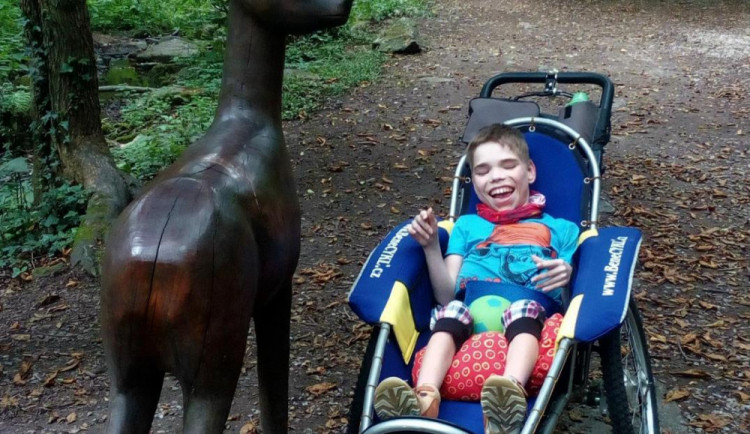Lukáš bojuje s mozkovou obrnou. On je má škola života, říká maminka Katka