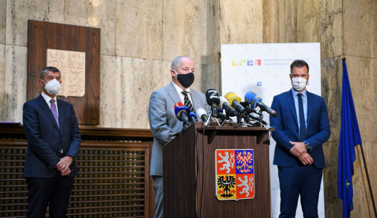 Vláda schválila nouzový stav. U jednoho stolu v hospodě může sedět maximálně šest lidí