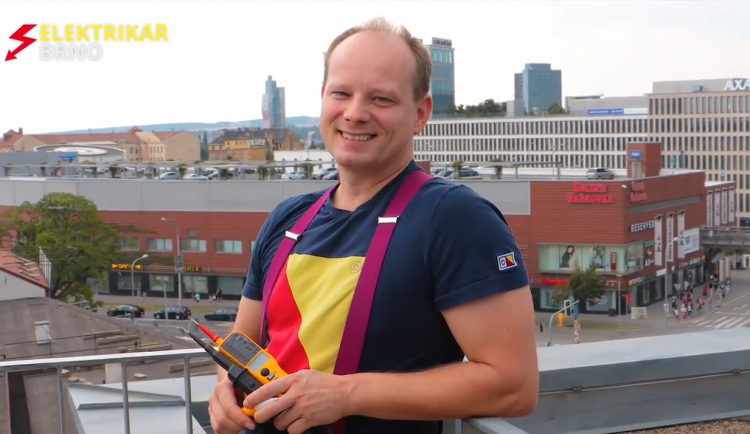 VIDEO: Elektřina funguje, když se o ni pečuje, říká James Bond mezi elektrikáři