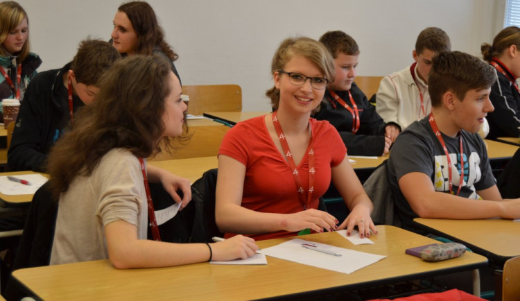 Střední školy zůstanou v kraji otevřené. Jen bez tělocviku a zpívání