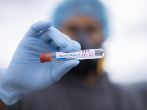 Na jižní Moravě přibylo za den rekordních 334 případů nákazy koronavirem. Do nemocnice naštěstí musí jen tři procenta nakažených