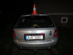 Noční řidič naboural do domu, v jeho zdi nechal zaparkovanou nastartovanou Audi