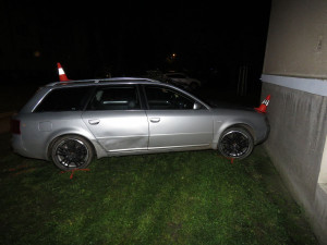 Noční řidič naboural do domu, v jeho zdi nechal zaparkovanou nastartovanou Audi