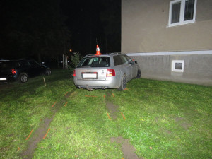 Noční řidič naboural do domu, v jeho zdi nechal zaparkovanou nastartovanou Audi