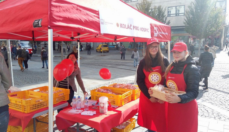 Ve středu se po Brně objeví stánky Charity, zájemci mohou podpořit hospicovou péči koupí koláče