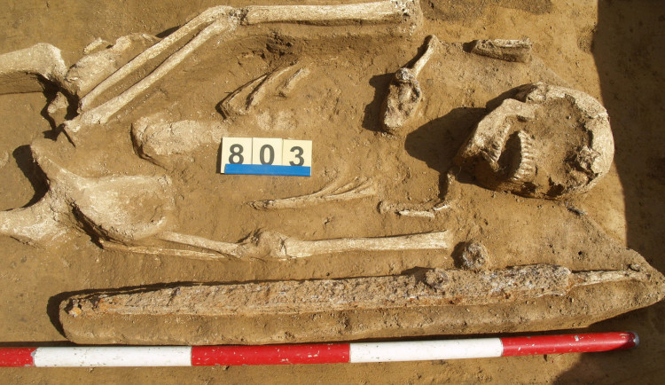 Archeologové našli v Heršpicích hroby s kostrami a šperky z pravěku