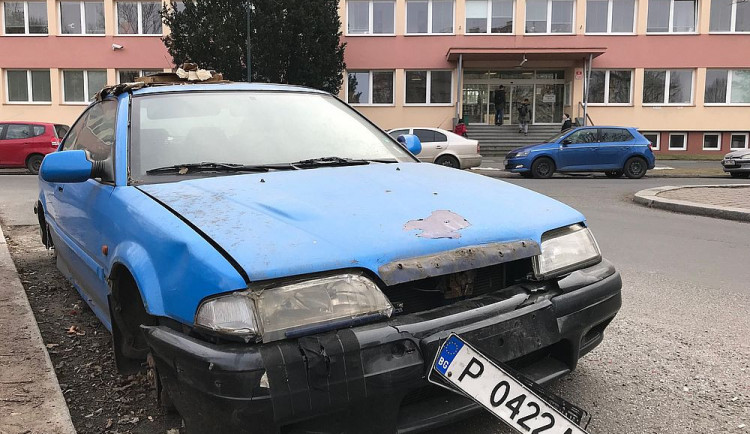 Z Nového Boru postupně zmizí autovraky, umožní to novela zákona