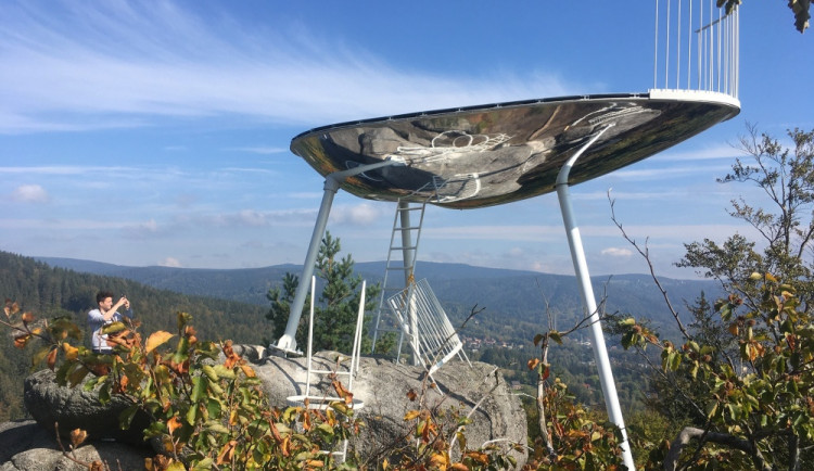 V Jizerkách stojí nová rozhledna. Nad Tanvaldem se tyčí zrcadlo ve tvaru bobu