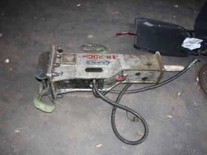 Zloděj v Brně se podhrabal pro hydraulické kladivo pod bagr, pak se ho pokusil odvézt v popelnici