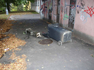 Zloděj v Brně se podhrabal pro hydraulické kladivo pod bagr, pak se ho pokusil odvézt v popelnici