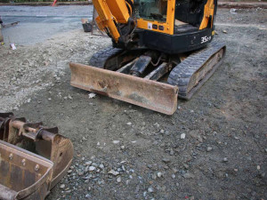 Zloděj v Brně se podhrabal pro hydraulické kladivo pod bagr, pak se ho pokusil odvézt v popelnici