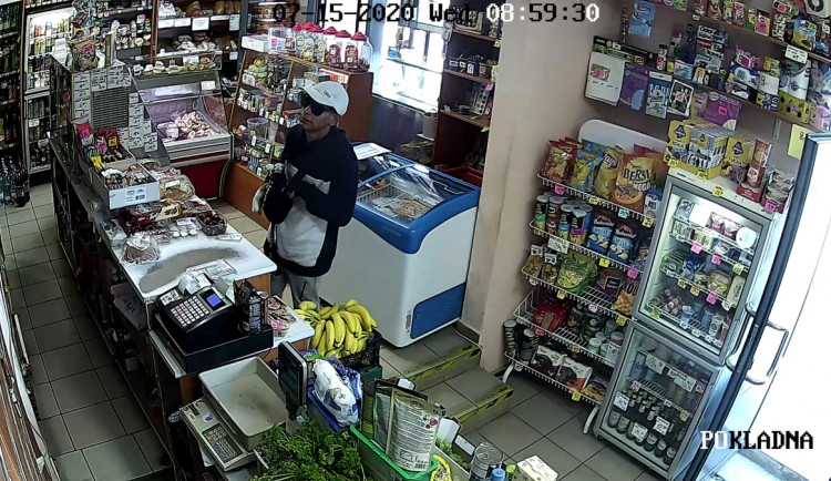 Na nákup si vyšel s cizí kartou, policie pátrá po mladíkovi ve slunečních brýlích