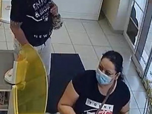 Pár přišel nakoupit do drogerie, bez placení si odnesli zboží za tisíce korun