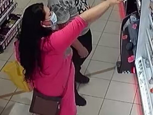 Pár přišel nakoupit do drogerie, bez placení si odnesli zboží za tisíce korun