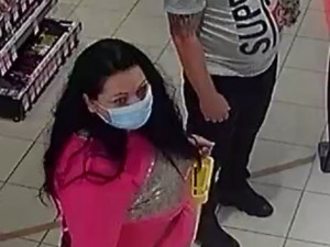 Pár přišel nakoupit do drogerie, bez placení si odnesli zboží za tisíce korun