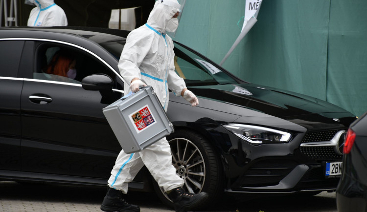 Dnes se znovu otevřou volební místnosti pro druhé kolo senátních voleb. Z auta volilo na jihu Moravy jen pár lidí