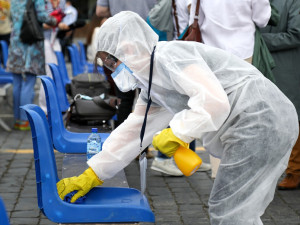 Za pátek přibylo v Česku rekordních 8618 lidí s covidem