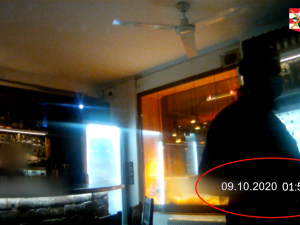 VIDEO: Popíjející lidé a hlasitá hudba. Policisté narazili v Brně ve dvě ráno na otevřený bar