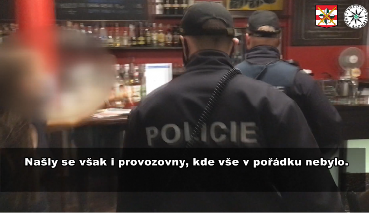 VIDEO: Policisté kontrolovali v Brně uzavření barů po osmé hodině. Pět hospod mělo otevřeno