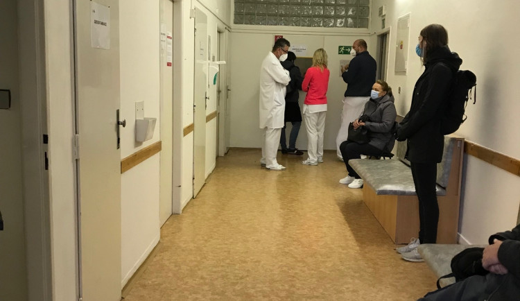 Nemocnice u svaté Anny otevřela druhé odběrové místo na testování koronaviru, pacienti se musí objednat předem