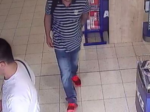 Policie pátrá po muži, který z obchodu odnesl elektroniku za deset tisíc