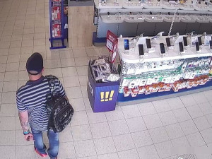 Policie pátrá po muži, který z obchodu odnesl elektroniku za deset tisíc