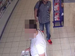 Policie pátrá po muži, který z obchodu odnesl elektroniku za deset tisíc
