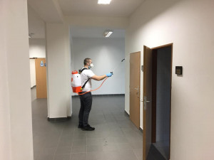 Půl hodiny péče a zničení virů na celé týdny. Firma z Brna zabezpečuje prostory unikátní polymerovou dezinfekcí