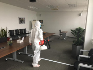 Půl hodiny péče a zničení virů na celé týdny. Firma z Brna zabezpečuje prostory unikátní polymerovou dezinfekcí