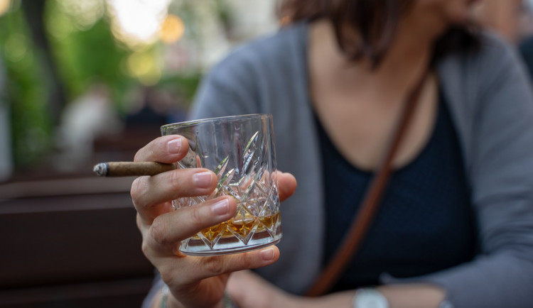 Opilá žena zazvonila na cizí dům, prošla kolem překvapeného majitele a usnula na gauči. Budit jí muselo několik lidí